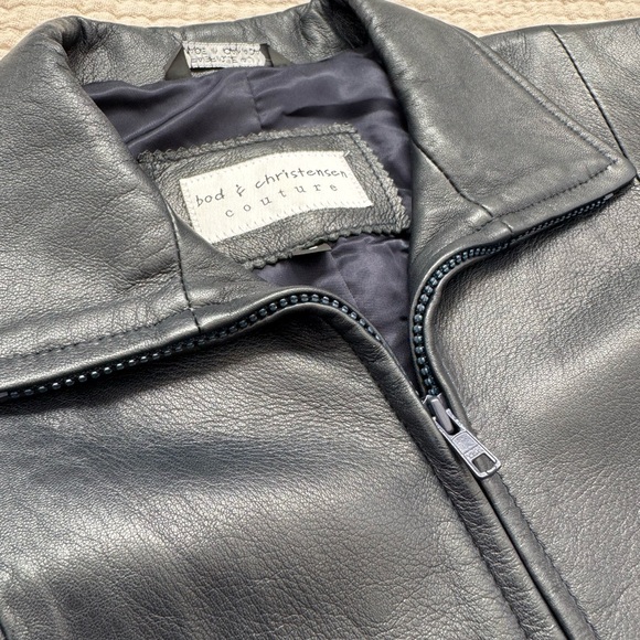 Sleek Black Leather Jacket for Women - Picture 4 of 16